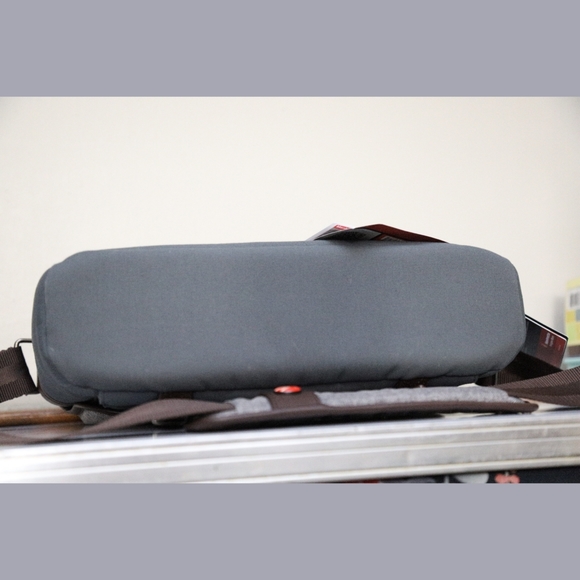 NWT Manfrotto Windsor Camera Bag Small Messenger - Picture 8 of 8